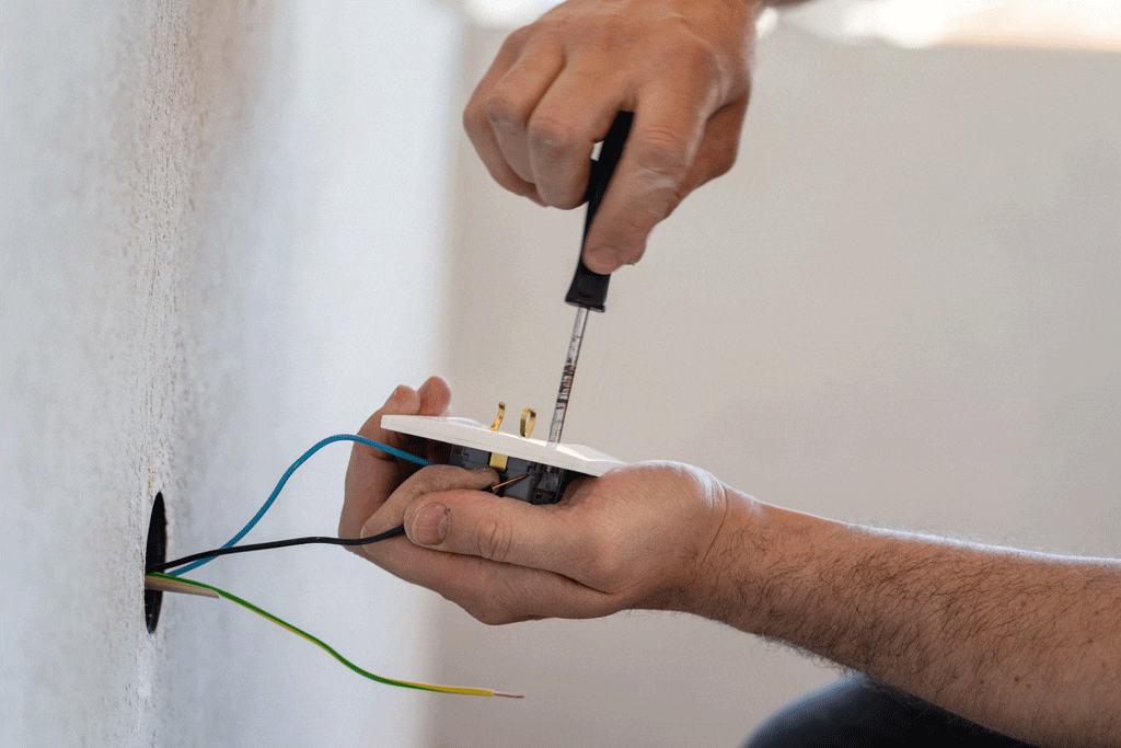 electrician using screw driver to fix outlet wiring grapevine tx southlake tx 